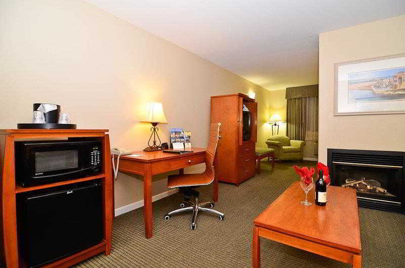 Best Western Plus Capitola By-The-Sea Inn & Suites Room photo